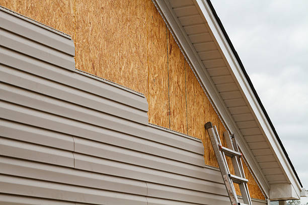 Professional Vinyl Siding technician working in Snoqualmie, WA